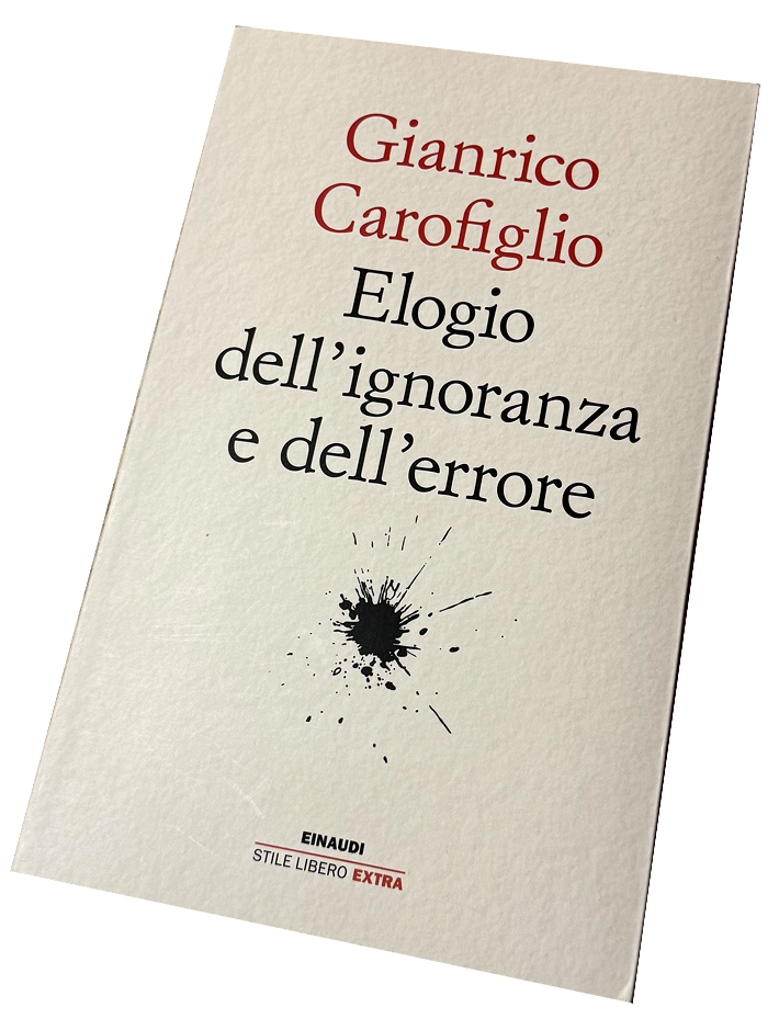 un libro, sempre presente per evitare di passare troppo tempo al telefono o sui social anche durante le pause - nella foto il libro Elogio dell'ignoranza e dell'errore di Gianrico Carofiglio