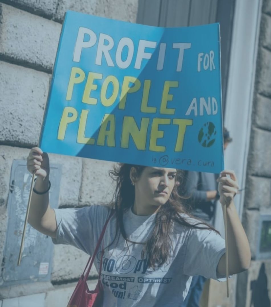 Sara Dobrovich - Social & Content Specialist per Veracura - La foto ritrae Sara che partecipa da parte di Veracura alla manifestazione per il Friday for Future a Roma